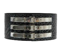 Lady belts - Lady fashion belts - 08582800 / 15, nikelj Modni ženski usnjeni pasovi so sestavljeni iz dveh plasti. Ženski usnjeni pasovi so izdelani iz govejega usnja, serija 060000. Usnjeni ženski pasovi izvedbe premium so  podloženi s pravim usnjem, v izvedbi klasik so ženski pasovi podloženi s plastjo iz recikliranega usnja. Modni pas se zapenjanja z ožjim paščkom iz usnja 202199, širine 3 cm in 1,5 cm. Modni pas se zapenjanja s tremi ožjimi pasovi iz usnja (kovinsko srebrna),širine 1,5 cm.